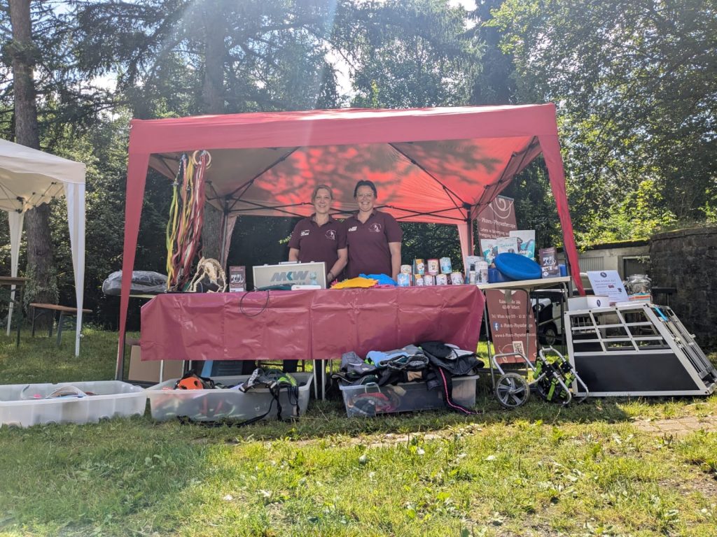 Stand 4-Pfoten-Physiotherapie beim Sommerfest im Tierheim Velbert mit Anke und Nina