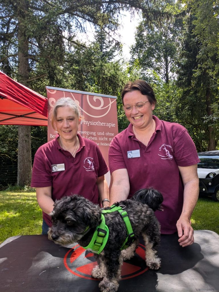 Anke und Nina mit Hund an ihrem Stand 4-Pfoten-Physiotherapie  beim Sommerfest im Tierheim Velbert