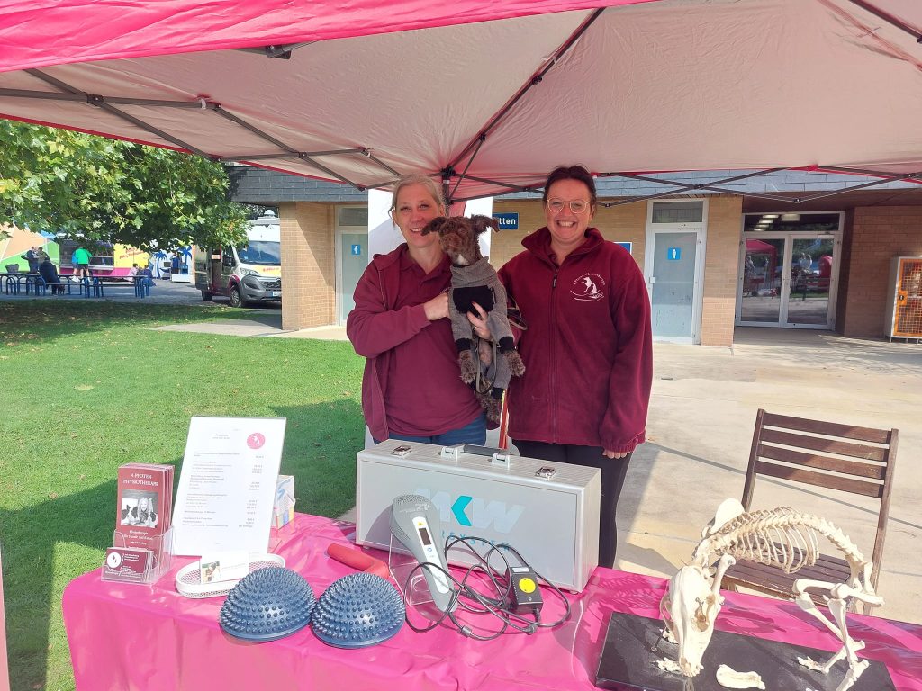 Anke und Nina mit Hund am Stand 4-Pfoten Physiotherapie im Naturschwimmbad Mettmann