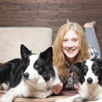 Anke posiert mit ihren Hunden